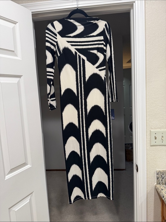 Donna Morgan Dresses & Skirts - New with Tags Donna Morgan Black & White Long Sleeve Patterned Maxi Dress